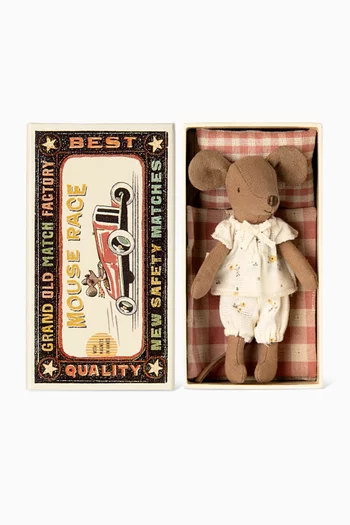 دمية بيج سيستر بتصميم فأرة داخل سرير بتصميم علبة كبريت