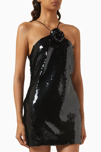 فستان قصير مطرز بالترتر ومزين بقلادة رقبة