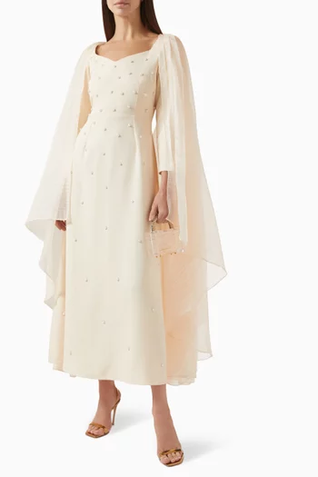 فستان طويل بأكمام كاب وتطريزات باللؤلؤ