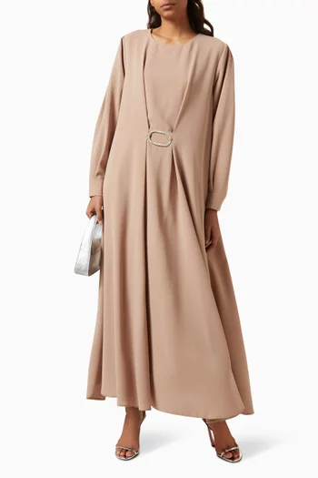 فستان طويل بتطريزات بارزة