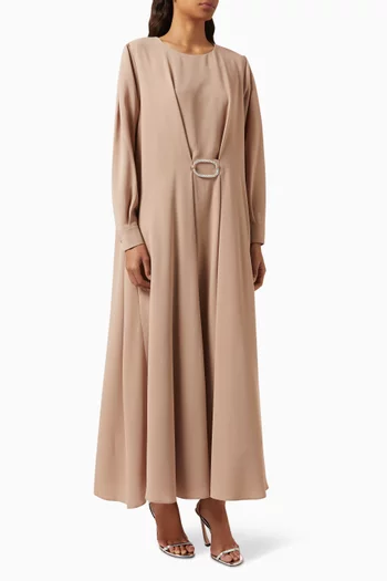 فستان طويل بتطريزات بارزة