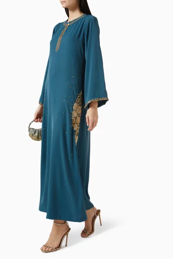 قفطان مزين بتطريزات كريب