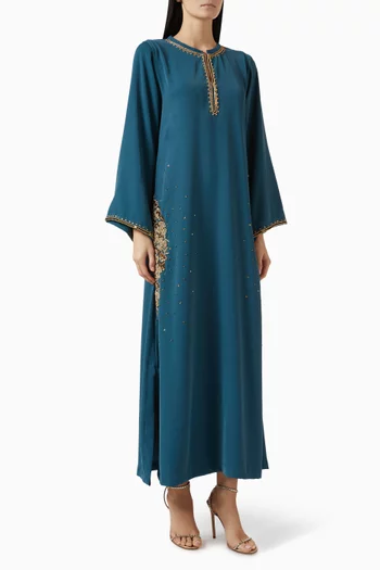 قفطان مزين بتطريزات كريب