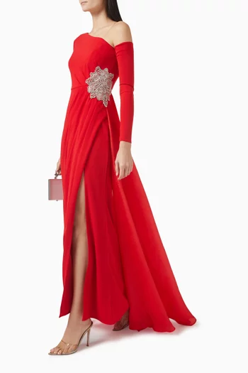 فستان سهرة بتطريز بالكريستال وكتف مكشوف