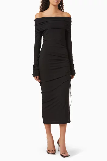 فستان بأكتاف مكشوفة وكشكش