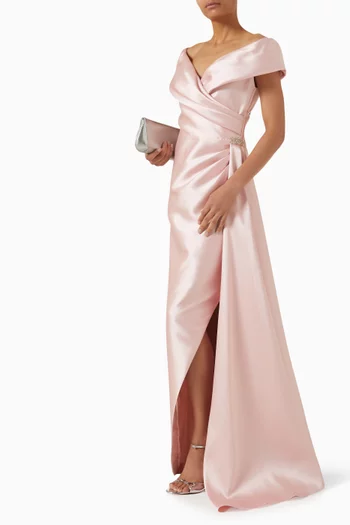 فستان سهرة بذيل جانبي وأكتاف مكشوفة ميكادو