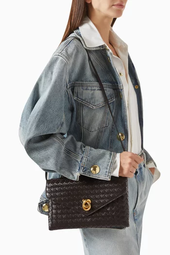 حقيبة كروس بقفل على شكل عقدة جلد مجدول