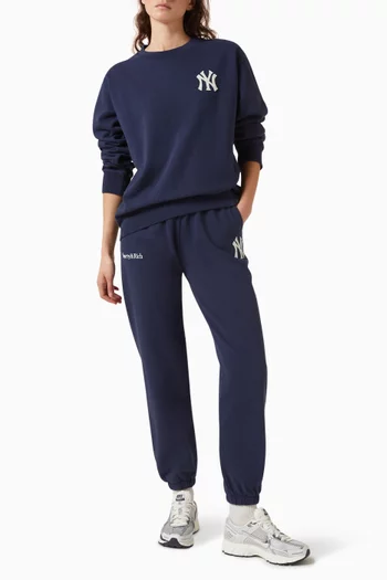 سويت شيرت مطرز بشعار يانكيز الكلاسيكي بخط سيريف