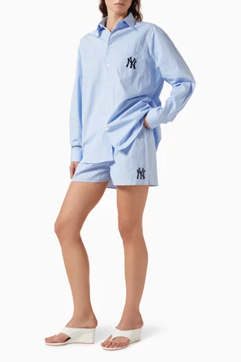 شورت بنمط بوكسر مطرز بشعار يانكيز الكلاسيكي بخط سيريف