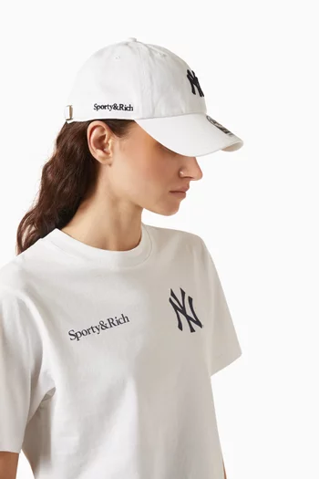 قبعة بشعار يانكيز بخط سيريف قطن تويل