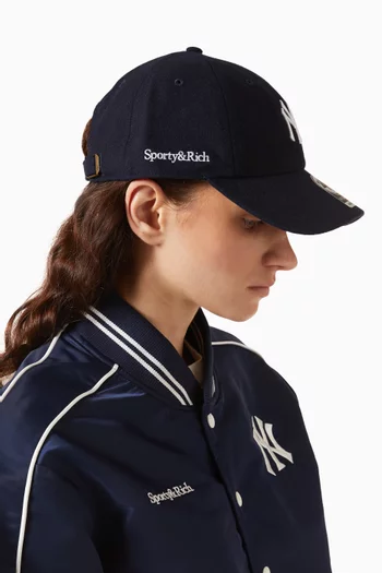 قبعة بشعار يانكيز بخط سيريف صوف