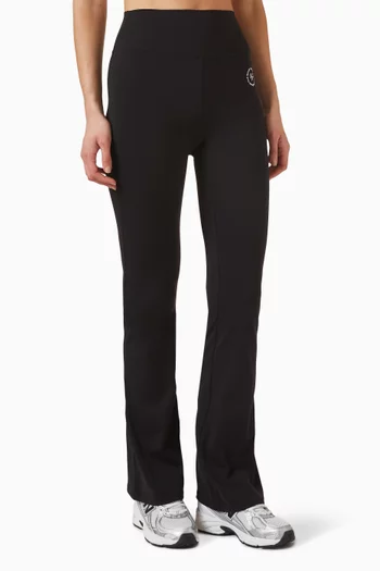 لغينغز بقصة ساق واسعة وشعار Sporty & Rich Health & Wellness Club‏