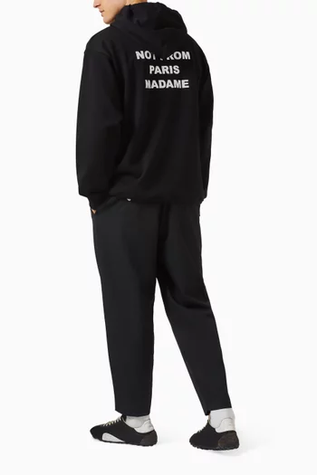 كنزة بغطاء رأس وشعار الماركة قطن