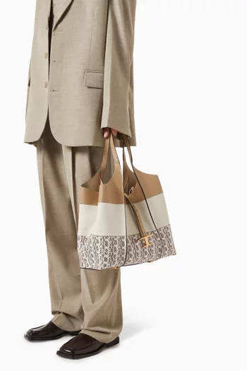 حقيبة كتف متوسطة بحلية كلاسيكية بشكل حرف T جلد