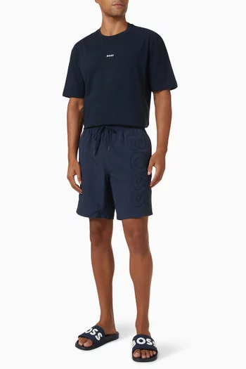 شورت سباحة مطرز بشعار الماركة نايلون معاد تدويره