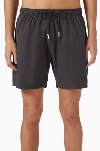 شورت سباحة بالخطوط المميزة للماركة