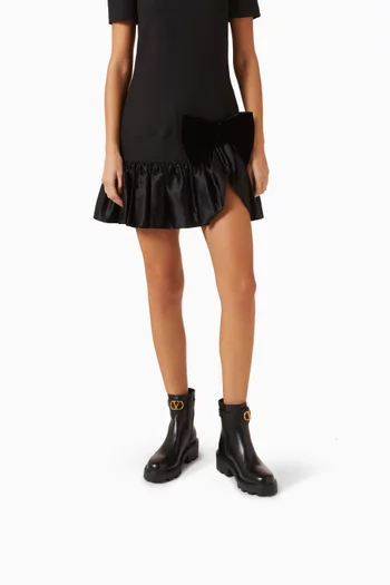 حذاء بوت بيتل بشعار حرف V وكعب 55 مم جلد عجل مميز للماركة