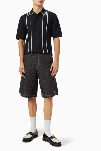 قميص بنقشة مخططة وشعار الماركة نسيج