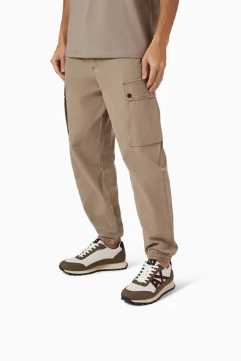 سنيكرز دروب بشعار الماركة على الجانب قماش شبكي