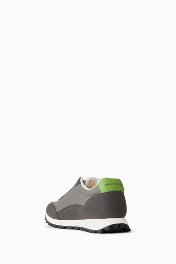 سنيكرز دروب بشعار الماركة على الجانب قماش شبكي