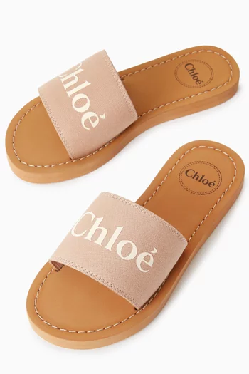 حذاء مفتوح سهل الارتداء بطبعة شعار الماركة جلد