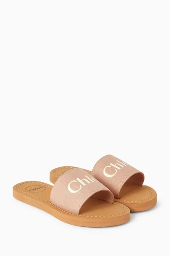 حذاء مفتوح سهل الارتداء بطبعة شعار الماركة جلد