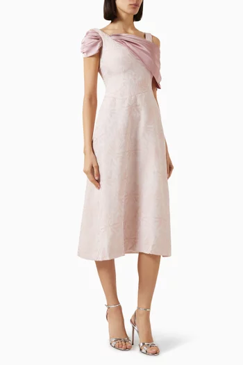 فستان متوسط الطول بكشكش