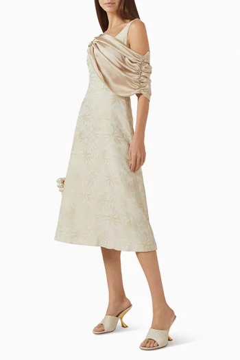 فستان متوسط الطول بكشكش