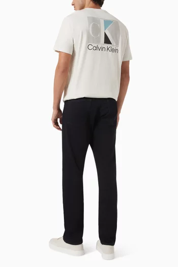 تي شيرت بطبعة تجريدية بشعار الماركة قطن