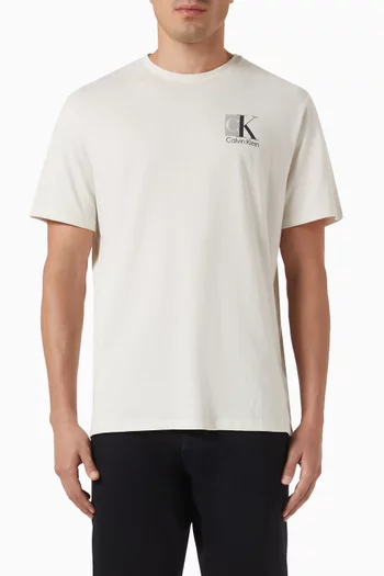 تي شيرت بطبعة تجريدية بشعار الماركة قطن