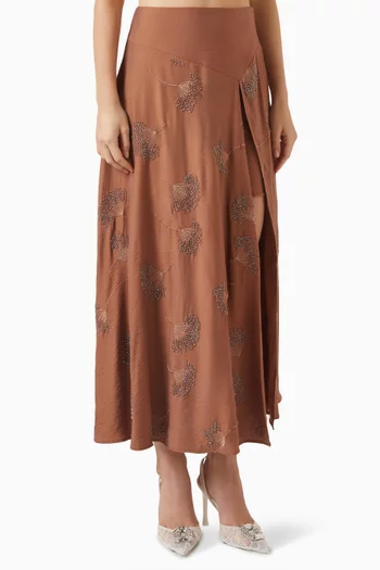 تنورة مطرزة وفتحة