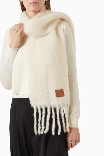 وشاح بشرّابات وشعار الماركة مزيج صوف