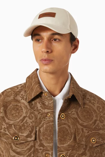 كاب بشعار الماركة دينم