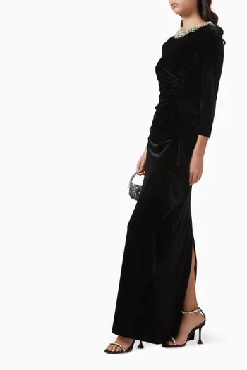 فستان سهرة بكشكش وتطريزات مخمل