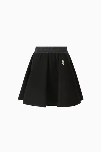 تنورة واسعة بشعار الماركة