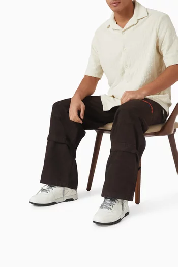 سنيكرز بأربطة ومقدمة مستديرة