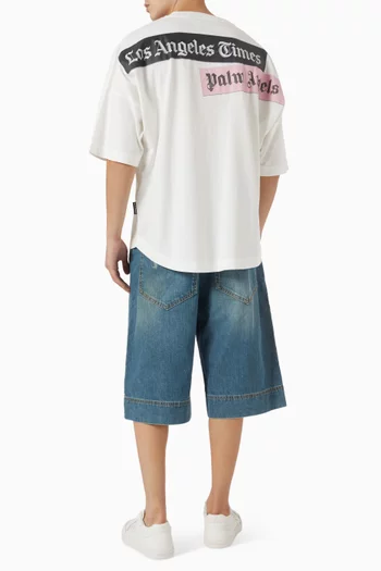 تي شيرت بطبعة صحيفة وشعار الماركة