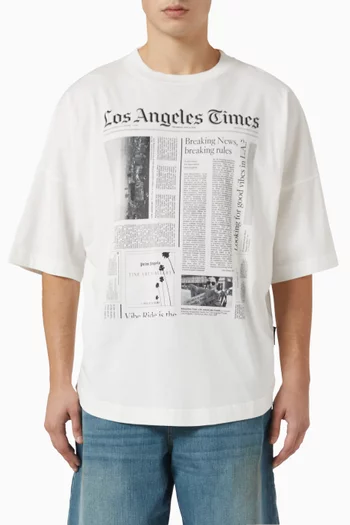 تي شيرت بطبعة صحيفة وشعار الماركة