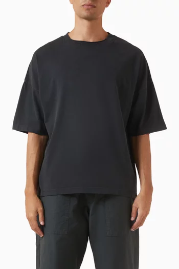 تي شيرت بشعار الماركة المقوس قطن