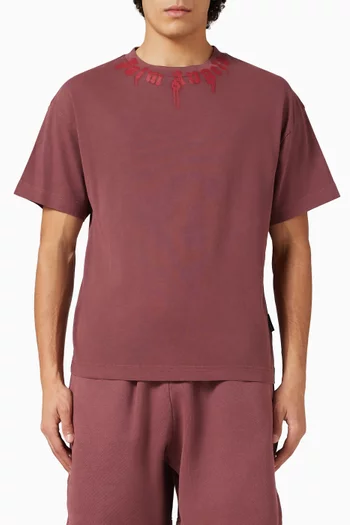 تي شيرت بطبعة شعار الماركة قطن