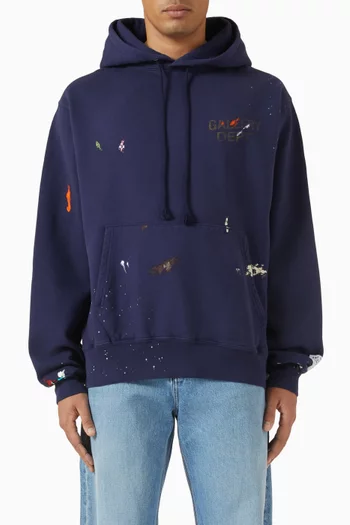 كنزة بغطاء رأس بشعار الماركة وطلاء قطن