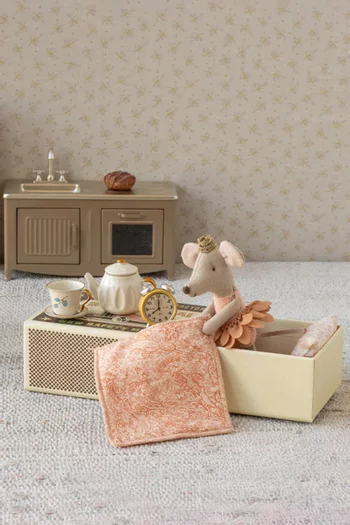 دمية ليتل سيستر بتصميم فأرة أميرة في سرير بتصميم علبة كبريت