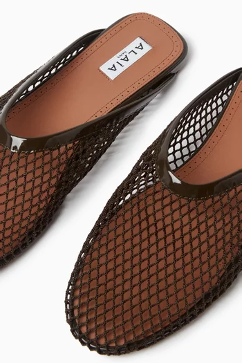 حذاء مفتوح من الخلف بكعب مسطح قماش شبكي وجلد لامع