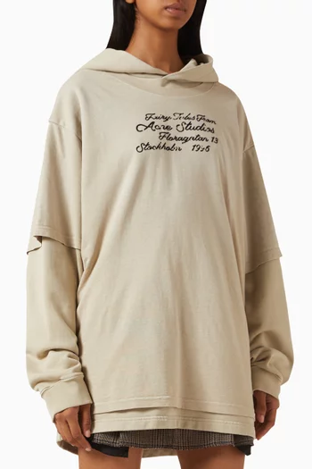 كنزة بغطاء رأس متعددة الطبقات وشعار الماركة قطن