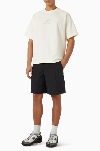 شورت مزين بشعار الماركة نايلون معاد تدويره