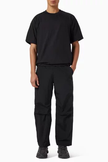 تي شيرت مطرز بشعار الماركة نايلون معاد تدويره