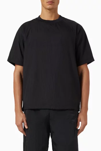 تي شيرت مطرز بشعار الماركة نايلون معاد تدويره