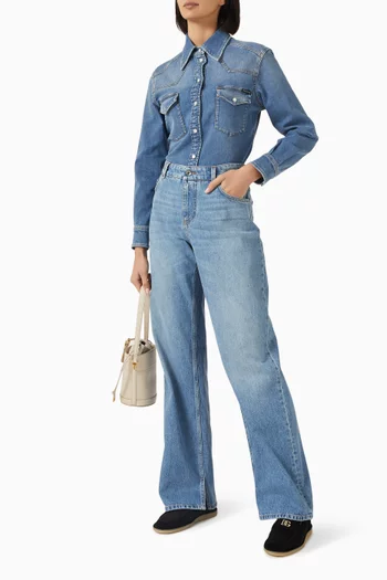 بنطال جينز بقصة ضيقة وشعار الماركة دينم