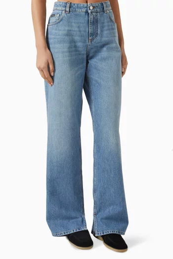 بنطال جينز بقصة ضيقة وشعار الماركة دينم