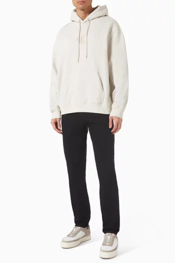 بنطال جينز بقصة عادية تضيق باتجاه الحافة